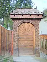 Poarta de lemn a bisericii reformate