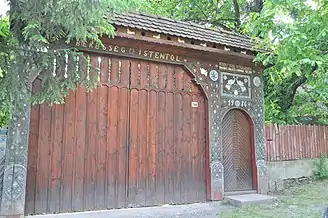 Poarta de lemn a bisericii reformate