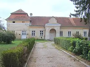 Castelul Teleki (în prezent Liceul tehnologic Dumbrăvioara)