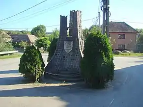 Monumentul din centrul satului