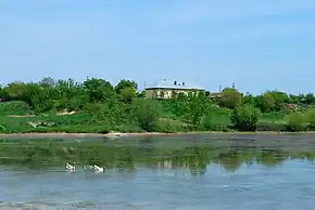 Școala din Plăviceanca văzută din Grădinile