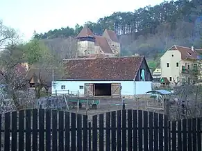 Biserica fortificată din depărtare