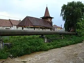 Biserica de lemn și râul Sadu