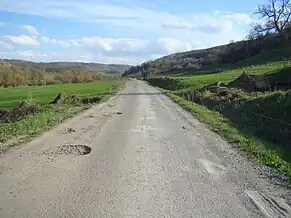 Drumul (plin de gropi) spre satul Valchid
