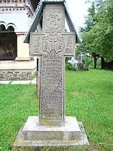 Crucea de piatră a bisericii aflată și ea în lista monumenntelor istorice sub codul LMI:   VL-IV-m-B-10026.