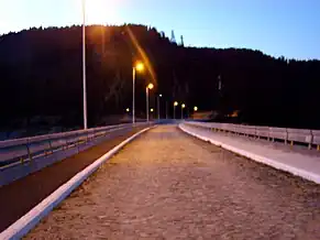 Drumul amenajat pe baraj