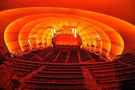 Auditoriu cu scenă din Radio City Music Hall din New York City (1932)