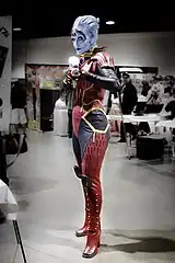Un personaj din specia extraterestră Asari (cosplay) - franciza Mass Effect