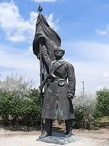 Statuie a unui soldat sovietic aflată iniţial în jurul monumentului
