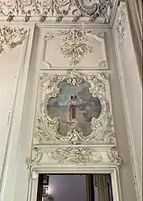 Țărăncuță cu Cofă de Nicolae Vermont, înconjurată de stucaturi neorococo în camera în care se vând bilete și suveniruri