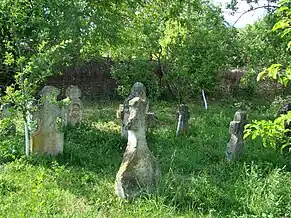 Cruci şi morminte vechi