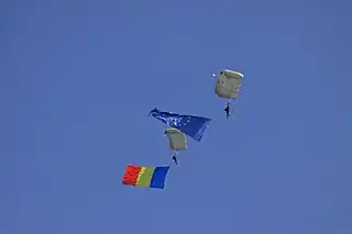 Doi parașutiști-scafandri