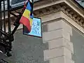 Un steguleț tricolor românesc purtând Stema Regală, arborat la castelul Cernovici în timpul Școlii de vară de Software Liber „Informatica la Castel”, ediția 2014