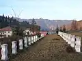 Cimitirul militar românesc; În fundal se văd Platoul Comarnicului şi Pietrele Roşii