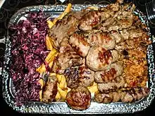 Rumänischer Mixed-Grill mit Mici und Beilagen