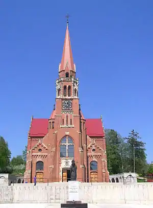 Biserica şi statuia Papei Ioan Paul al II-lea