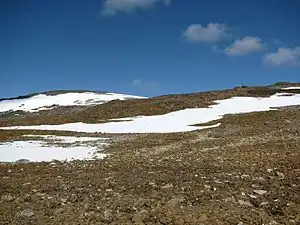 Stânci ruginii pe versantul muntelui Halti