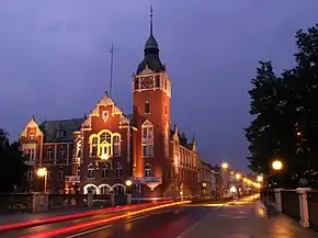 Clădirea administrării powiatului în timpul crepusculului