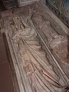 Sarkophag im Basler Münster. Inschrift: Gertrud Anna Gemahlin Rudolfs von Habsburg. Geborene Gräfin von Hohenberg † 1281. Graf Karl von Habsburg, deren Söhnlein † 1276 Tumba Gertruds von Hohenberg und ihres Sohns Karl von Habsburg im Basler Münster, sie zeigt neben dem österreichischen Bindenschild den römisch-deutschen Königsadler und den steirischen Panther