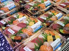 Nigirizushi de vânzare la un supermarket din Tokyo