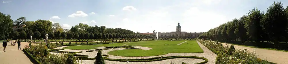 Peisaj cu panorama parcului castelului