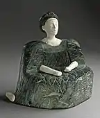 Figurină feminină de tipul „prințesă bactriană”; 2500–1500 î.Hr.; clorit (rochia și acoperământul de pe cap) și calcar (capul, mâinile și un picior); înălțime: 13,33&nbsp;cm; Muzeul de Artă al Comitatului Los Angeles (SUA)