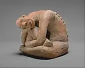 Figurină așezată; secolul al XIII-lea; teracotă; înălțime: 29,9&nbsp;cm; de la Djenné-Djenno (Mali); Muzeul Metropolitan de Artă (New York City)