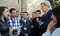 John Kerry printre studenți palestinieni.