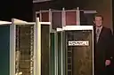 Seymour Cray (arhitectul) lângă Cray-1-l său propriu