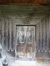 Portalul exterior al bisericii de lemn din Sic.