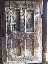 Uşa bisericii frumos ornamentată. Biserica de lemn din Sic.