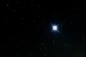 Sirius, văzut noaptea pe cerul înstelat.