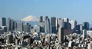 Tokyo, capitala Japoniei, cu Muntele Fuji în spate