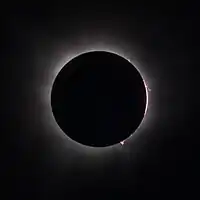 Totalitate așa cum a fost văzută din Plano, Texas, cu protuberanțe solare și cu cromosfera vizibilă