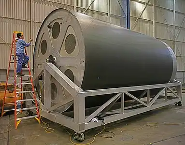 Legătura dintre trepte este realizată din fibră de carbon