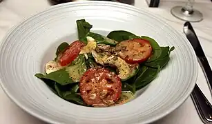 Salată de spanac cu roșii și brânză