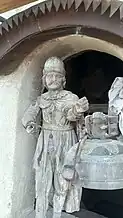 Statueta de lemn din turn (denumită de localnici Bogdan)