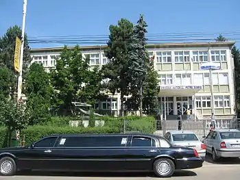 Statuia „Avânt” și Colegiul Național „Petru Rareș”