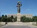 Statuia Independenței (în faţă) și Policlinica Municipală (în spate)