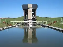 Vedere frontală a elevatorului cu portul de așteptare.