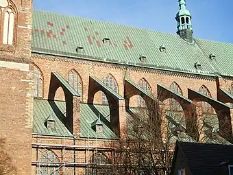 Biserica Sfântului Nicolae din Stralsund, Germania. Cleristoriul se poate vedea la nivelul dintre cele două acoperișuri verzi, întărite de niște arcuri butante.
