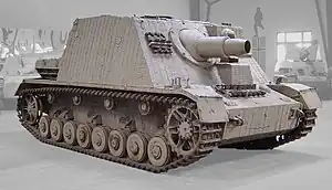Tunul de asalt Sturmpanzer IV folosea șasiul tancului Panzer IV, însă avea un tun de 15 cm