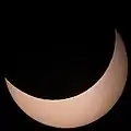 Eclipsa parțială de Soare fotografiată la Saratov, Rusia, la ora 10:54 UTC (13:54, Ora de Vară a României). 68% din Soare era acoperit de Lună