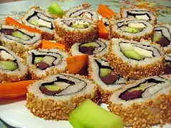 California roll occidental și rola de ton uramaki (カリフォルニア巻き)