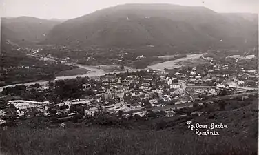 Vedere de sus a orașului, biserica poate fi văzută în zona din centru, cu turla reconstruită sumar. Fotografie din anul 1940.