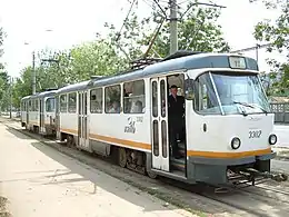 Cuplu de tramvaie Tatra T4R pe linia 11, pe Șoseaua Progresul (august 2006)