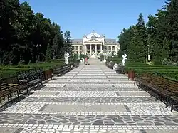 Teatrul Național din Iași văzut dinspre Catedrala Mitropolitană