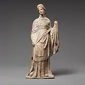Statueta unei femei; secolul 2 î.Hr.; teracotă; înălțime: 29,2&nbsp;cm; Muzeul Metropolitan de Artă