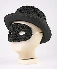 Pălăria și masca din 1970 a lui Elton John, în colecția permanentă a Muzeului de Copii din Indianapolis.