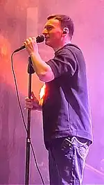 Denis Roabeș cântând la ediția din anul 2023 a Târgului de Crăciun West Side Christmas Market (în București)